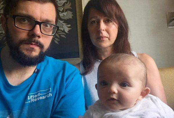 英国夫妇远赴印度做助孕,却不能与孩子团聚